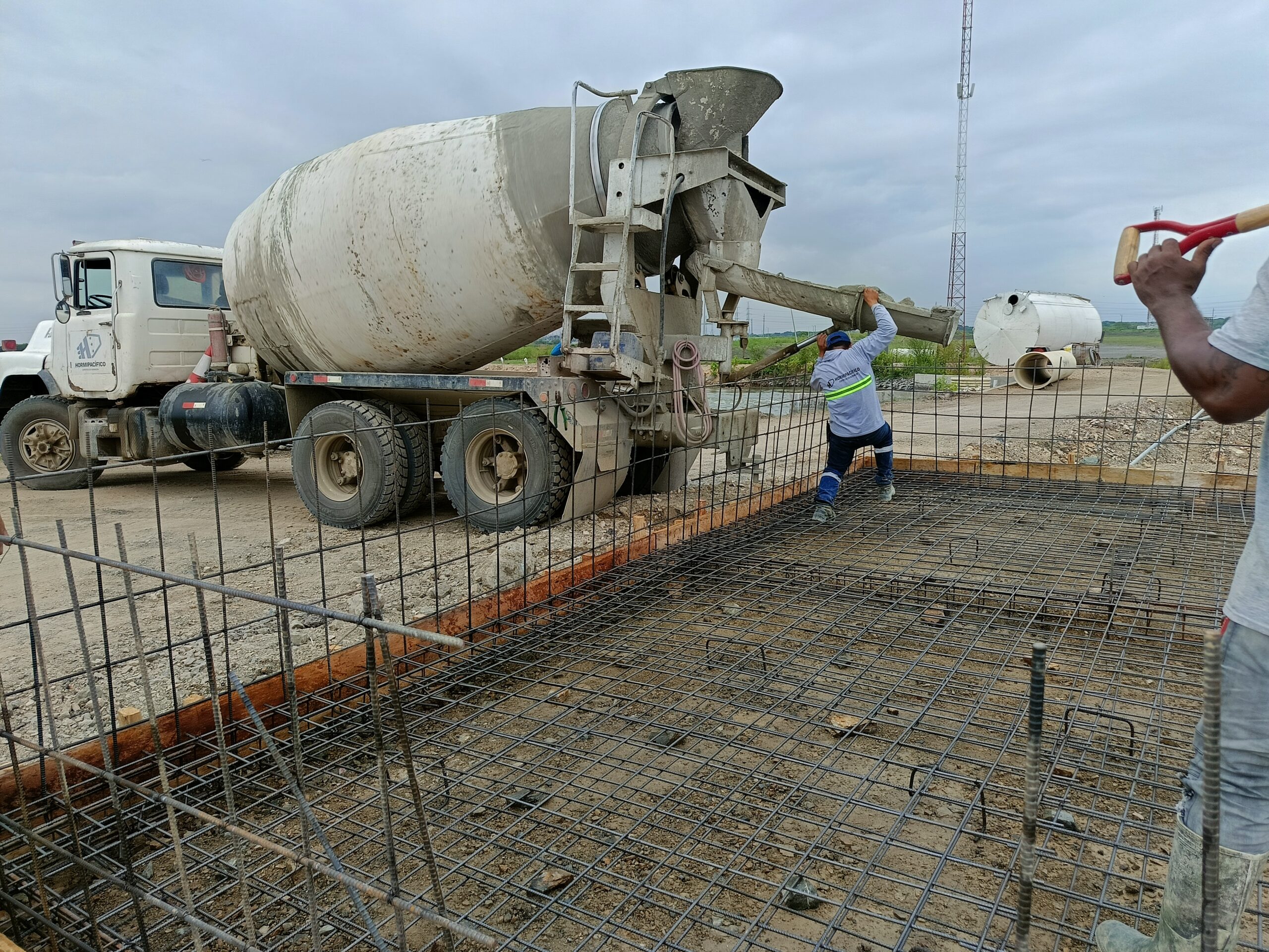 Cubeto de contención en construcción